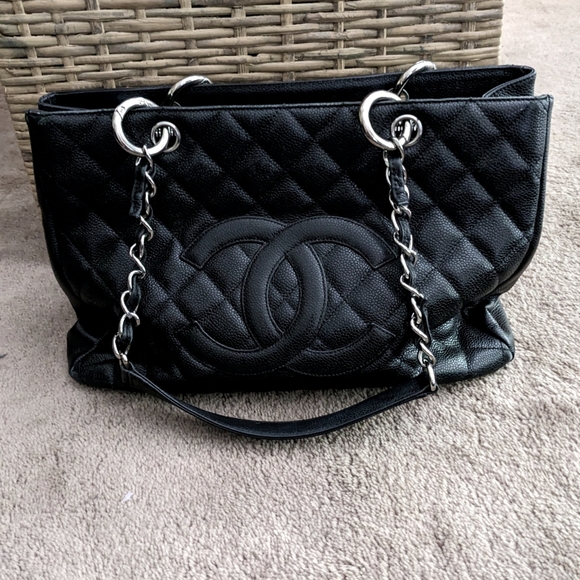 LARGE CHANEL BLACK QUILTED BAG, CHAIN STRAP, VERY GOOD PRE-OWNED CONDITION - Picture 1 of 10